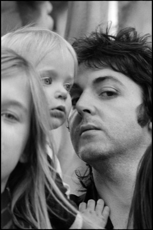 Heather, Stella and Paul, nepoznato mesto, 1975 copyright: Paul McCartney/ Fotografija: Linda McCartney